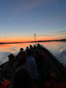 Norppasafari auringonlaskun aikaan